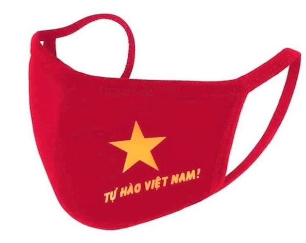 Khẩu trang vải đã trở thành một phụ kiện thời trang không thể thiếu trong cuộc sống hàng ngày của chúng ta. Bức ảnh này thể hiện sự sáng tạo trong thiết kế khẩu trang vải của người Việt. Chúng ta không chỉ bảo vệ sức khoẻ mà còn thể hiện phong cách riêng của mình.
