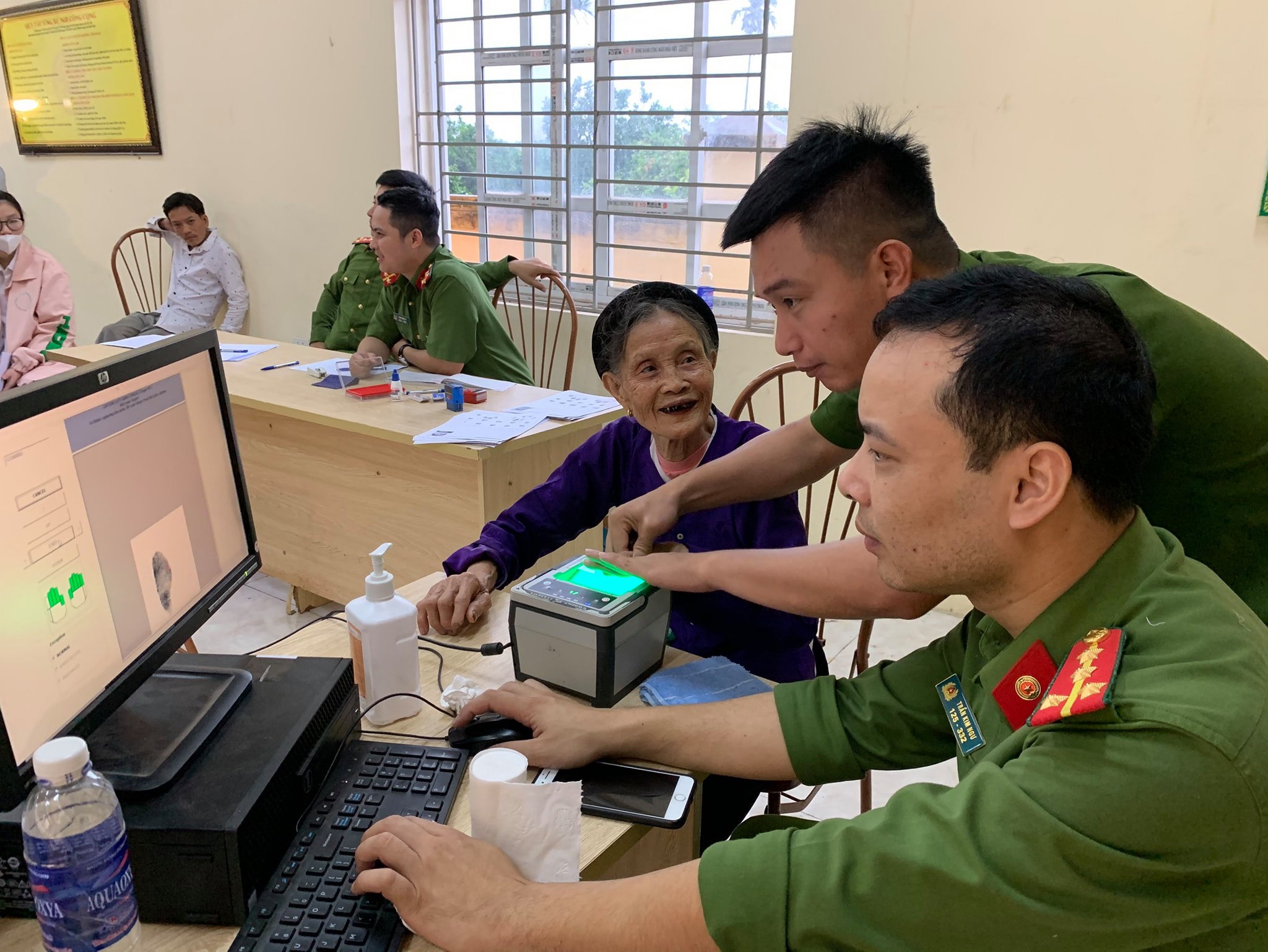 Công an TP Hồ Chí Minh ra quân cấp CCCD gắn chip cho học sinh