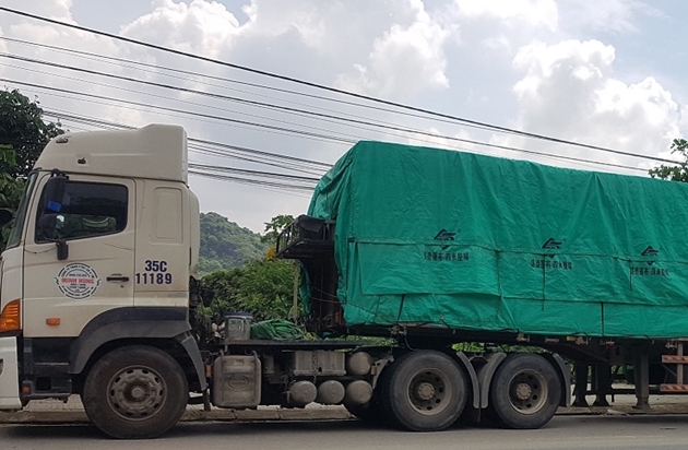Xe đầu kéo thuộc Công ty TNHH ĐTPT XD&TM Minh Hùng bỏ lại bên đường khi bị TTGT tỉnh Ninh Bình dừng xe kiểm tra tải trọng. Ảnh: TH