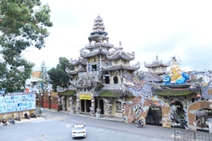 Độc đáo ngôi chùa được khảm bằng hàng triệu mảnh ve chai với nhiều màu sắc