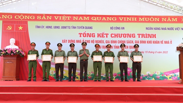 Bộ trưởng Tô Lâm tặng bằng khen cho các tập thể, cá nhân ngành Công an có thành tích xuất sắc trong phong trào