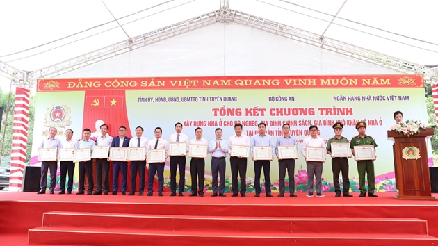 Chủ tịch UBND tỉnh Tuyên Quang trao bằng khen cho các tập thể, cá nhân có thành tích xuất sắc trong thực hiện đề án xóa nhà tạm