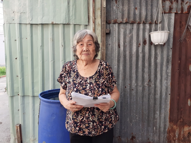 Bà Nguyễn Thị Hạnh gian nan đi đòi đất gần 20 năm nay
