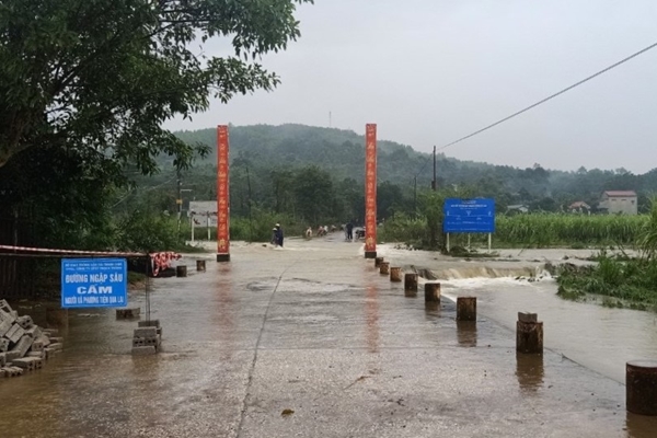 Báo động lũ trên sông Bưởi và sông Yên, nhiều người chết do mưa lũ