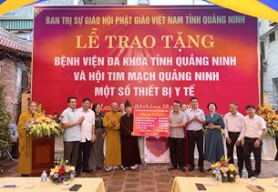 Phật giáo Quảng Ninh trao tặng thiết bị y tế trên 1 tỷ đồng