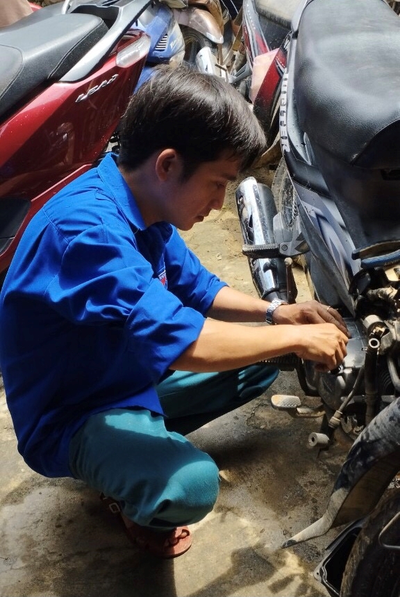 Bạn có biết những người thợ sửa xe máy ở Quảng Nam được đánh giá rất cao bởi sự tận tụy và chuyên nghiệp trong công việc? Xem hình ảnh để tìm hiểu về cuộc sống của các thợ này, từ đó chúng ta có thể học hỏi được những kinh nghiệm và kỹ năng để áp dụng vào cuộc sống và công việc của mình.