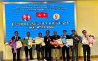 Đảng bộ Trường Đại học Kinh doanh và Công nghệ Hà Nội trao Huy hiệu Đảng cho 7 đồng chí