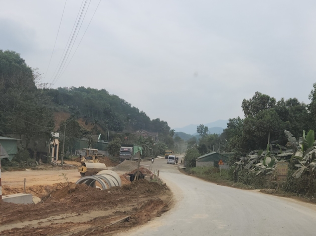 Dự án đầu tư xây dựng công trình cải tạo, nâng cấp quốc lộ 8A đoạn Km 37 đến Km 85+ 300, thuộc huyện Hương Sơn, Hà Tĩnh. Ảnh: Xuân Thống
