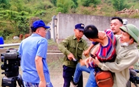 NÓNG Phóng viên Báo NTNN Dân Việt bị hành hung khi đang ghi hình nhà máy nghi gây ô nhiễm