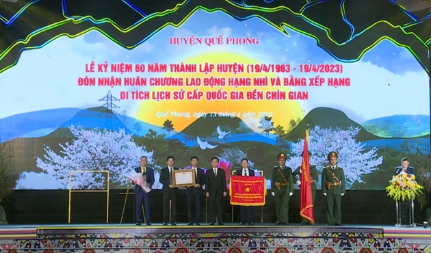 Bí thư Tỉnh ủy Thái Thanh Quý thừa ủy quyền Chủ tịch nước và Thủ tướng Chính phủ trao các danh hiệu Nhà nước cho huyện Quế Phong. Ảnh: XT
