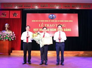 Trao tặng Huy hiệu 30 năm tuổi Đảng cho Bí thư Đảng uỷ Khối Nguyễn Văn Thể