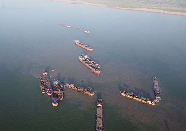 Toàn cảnh tàu hút cát của Công ty Cổ phần Quảng Tây lúc 5h30 ngày 28/5/2023 tại khu vực địa giới hành chính xã Phú Châu
