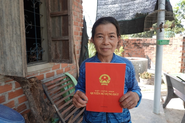 Bà Hà Thị Xuân ở thôn Bình Đức, xã Cát Tân, đã 15 năm có sổ đỏ nhưng chưa có đất. Ảnh: N.P