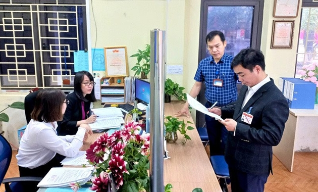 Đoàn kiểm tra công vụ TP Hà Nội kiểm tra tại bộ phận một cửa UBND xã Mai Lâm, huyện Đông Anh. Ảnh: Hiền Chi