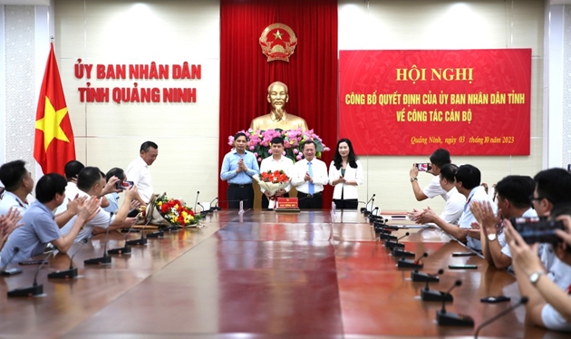 Quyền Chủ tịch UBND tỉnh Quảng Ninh Cao Tường Huy và lãnh đạo UBND tỉnh trao quyết định, tặng hoa Phó Chánh Thanh tra tỉnh Nguyễn Văn Túc. Ảnh: TTTT