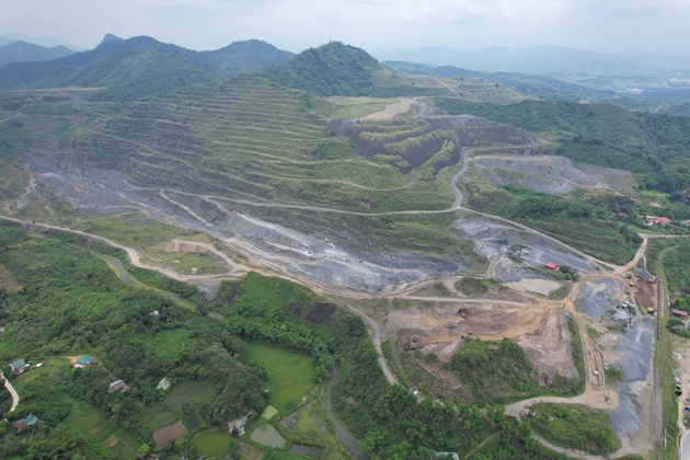 Khai trường khai thác quặng Apatit Mỏ Cóc tại xã Tả Phời, TP Lào Cai, với nhiều sai phạm, vi phạm nhưng chưa được khắc phục. Ảnh: ND
