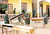 Bộ đội về làng giúp dân sau lũ