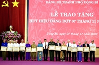Quảng Ninh Đảng bộ TP Uông Bí trao tặng huy hiệu Đảng