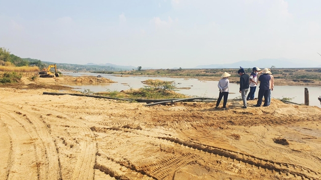 Kiểm tra hoạt động khai thác cát trên sông Đăk Bla, TP Kon Tum. Ảnh: Thái Ninh/kontum.gov.vn