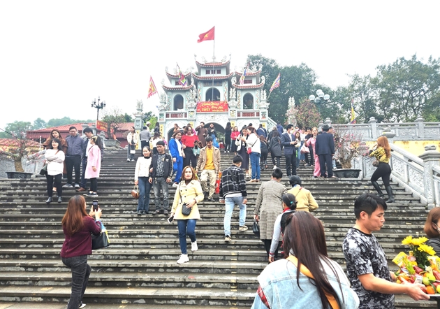 Du khách đổ về Đền Bà chúa Kho, Bắc Ninh dịp đầu năm. Ảnh: H.H