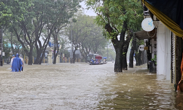 Mưa lớn gây ngập nhiều tuyến đường trên địa bàn trung tâm TP Huế, tỉnh Thừa Thiên Huế. Ảnh: Minh Tân