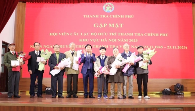 Phó Tổng TTCP Bùi Ngọc Lam chụp ảnh lưu niệm cùng các cán bộ hưu trí
