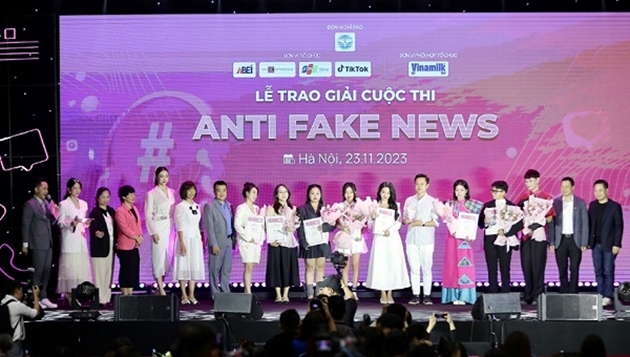 Ban tổ chức trao giải Cuộc thi “Anti Fake News” dành cho những video xuất sắc nhất. Ảnh: BTC