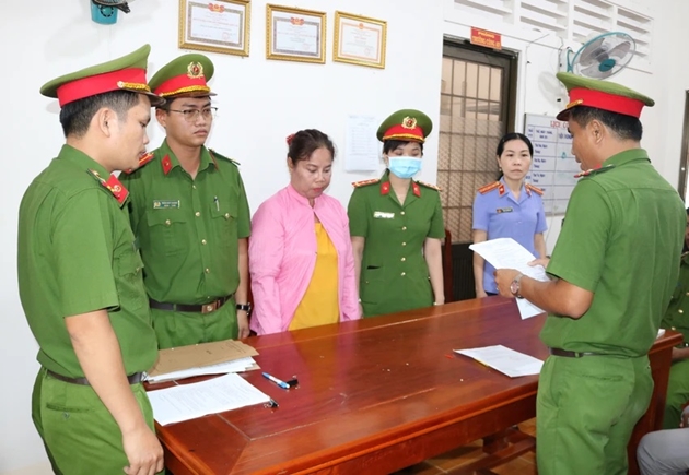 Cơ quan Cảnh sát điều tra thi hành các quyết định tố tụng đối với Nguyễn Thị Đẹp. Ảnh: Công an Trà Vinh