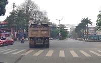 Xe tải chở đất vượt thành thùng, gây ô nhiễm ở thành phố Bắc Ninh