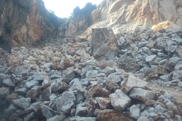 Tạm dừng khai thác mỏ đá núi Đụn vì phát hiện hang động