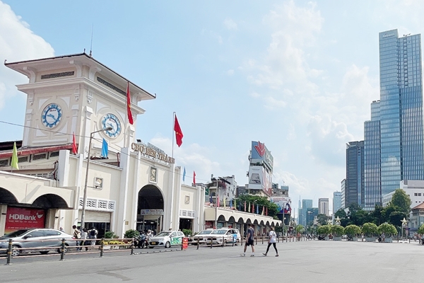 Thành phố Hồ Chí Minh vươn lên mạnh mẽ sau 49 năm giải phóng