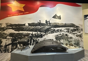 Trưng bày 150 hiện vật kỷ niệm chiến thắng Điện Biên Phủ