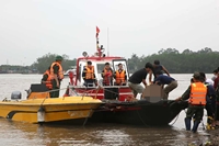 Tập trung khắc phục sự cố chìm thuyền trên sông Chanh thuộc địa bàn thị xã Quảng Yên, tỉnh Quảng Ninh