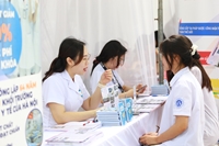 Hơn 1 000 học sinh Thủ đô được tư vấn hướng nghiệp khối ngành sức khoẻ, ngôn ngữ