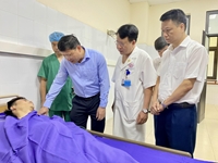 Thăm hỏi công nhân bị thương do tai nạn lao động tại Than Quang Hanh